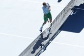 Daniil Medvedev uit z'n woede op de netcamera © Getty Images