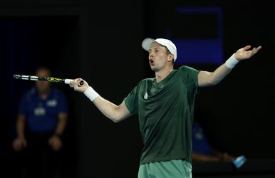 Taaie Botic van de Zandschulp buigt ondanks geniaal moment voor thuisfavoriet op Australian Open