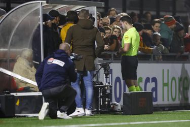 Primeur tijdens bijzondere arbitrale beslissing in KNVB-bekerduel: deze amateurclub gaat naar kwartfinale