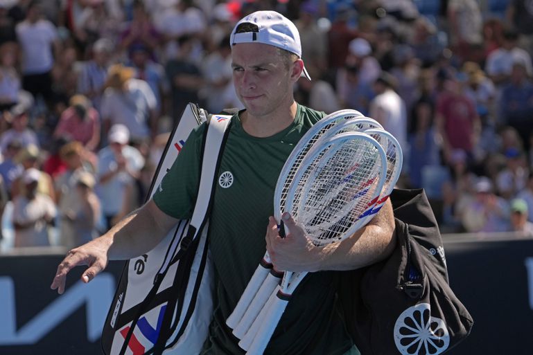 Geblesseerde Tallon Griekspoor baalt van vroeg einde Australian Open: 'Daar betaal ik nu de prijs voor'