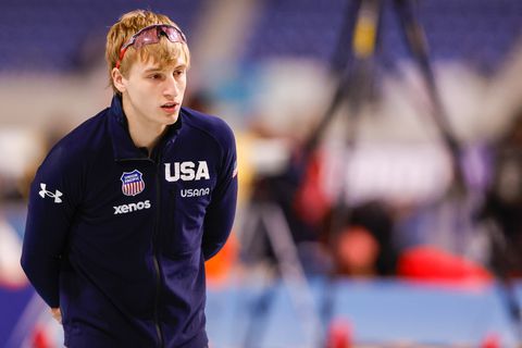 Schaatsfenomeen Jordan Stolz laat fans vlak voor World Cup schrikken: 'Toen is ook hij naar de dokter gegaan'
