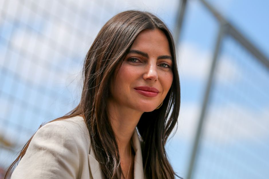 Kelly Piquet vliegt naar huis na Parijs-tripje en telt nu echt af naar geboorte van eerste kind Max Verstappen