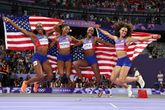 Shamier Little, Gabrielle Thomas, Alexis Holmes en Sydney McLaughlin-Levrone na het olympisch goud op de 4x400 meter. © Getty Images
