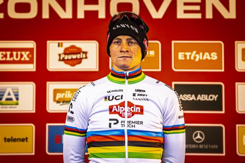Mathieu van der Poel beult zijn teamgenoten af met een 'MVDP Classic': 'Eentje om te onthouden'