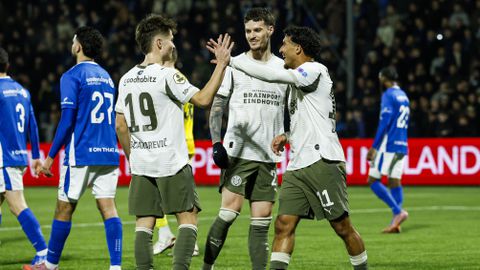 PSV bekert kinderlijk eenvoudig door met zege op FC Den Bosch: thuissupporters zorgen voor lichtpuntje