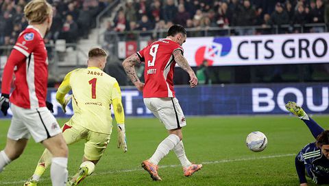 Ajax keihard vernederd door AZ in de KNVB Beker, drama compleet na rode kaart en hattrick Troy Parrott