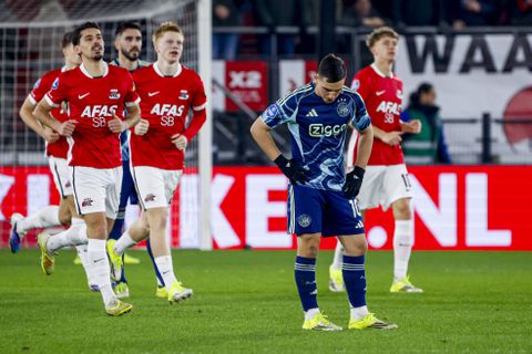 Ajax keihard vernederd door AZ in de KNVB Beker, drama compleet na rode kaart en hattrick Troy Parrott