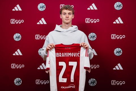 Ajax heeft zoon van legende (19) binnen en hoopt op een mooie toekomst: 'Wil mijn eigen verhaal schrijven'