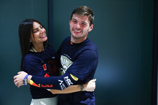 Max Verstappen en Kelly Piquet reageren op valse beschuldigingen: 'Wij weten wat er écht speelt'