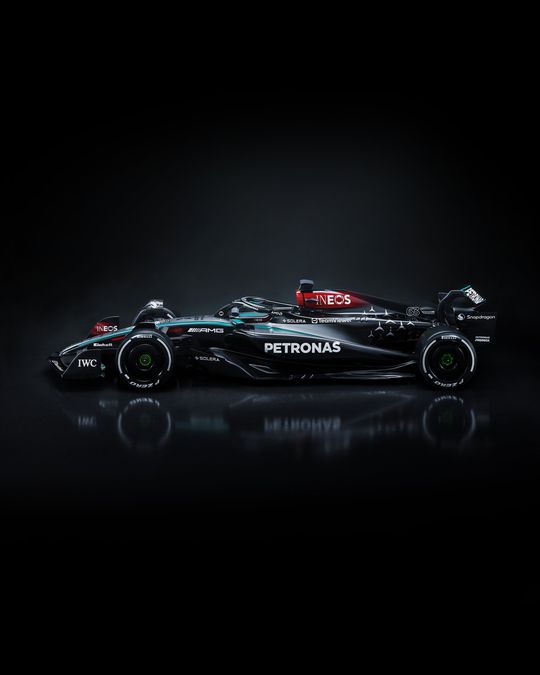 Mercedes verrast met kleurencombinatie bij auto voor afscheidsjaar Lewis Hamilton: 'Het is emotioneel'