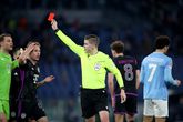 Bayern München moet in de achtervolging na nipte nederlaag tegen Lazio