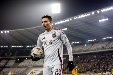 'Voorbeeld' (33) kiest voor langer verblijf bij Ajax: 'Hij is een enorm belangrijke speler'