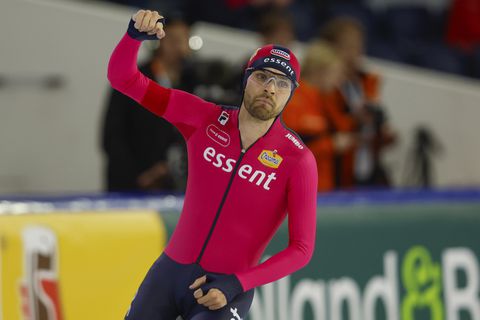 Pijnlijke kruising maakt einde aan spanning op tien kilometer tijdens NK afstanden, topfavoriet pakt het goud