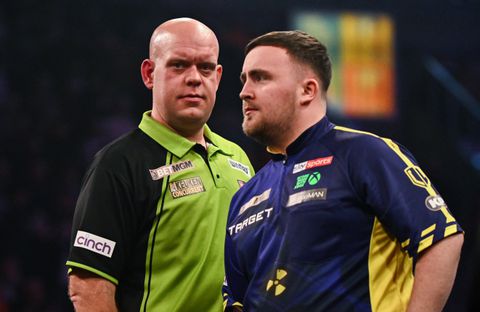 Luke Littler met hulp van 'onsportief' publiek langs Michael van Gerwen: 'Ik wilde absoluut revanche'