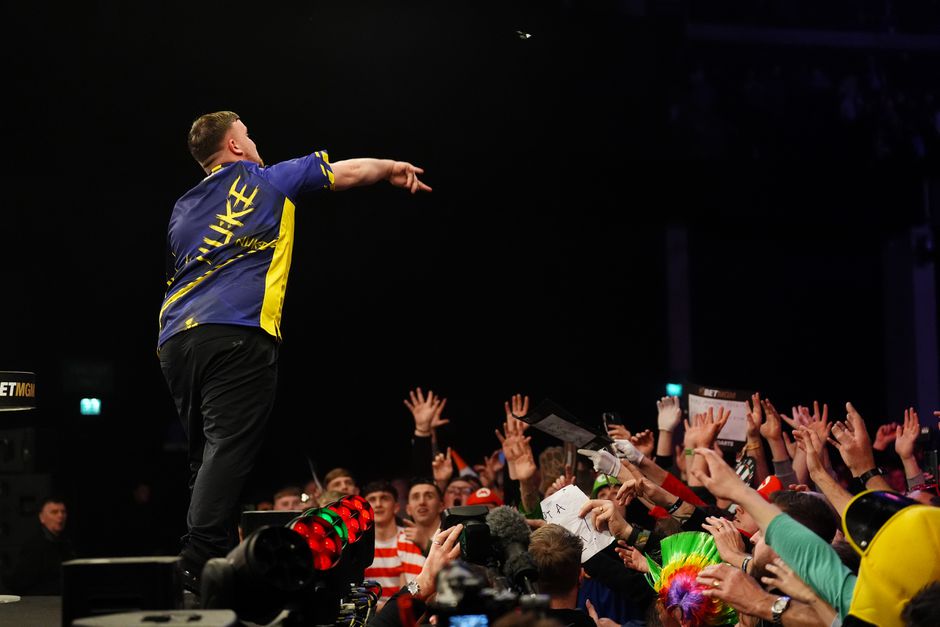 Woedende dartsfans overspoelen PDC met reacties na 'onsportieve' zege Luke Littler: 'Schandalig'