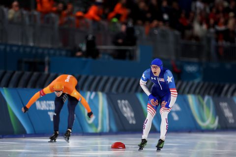 Razendsnelle Jenning de Boo grijpt in schaatsgevecht olympisch zilver, alleen gouden Jordan Stolz is in Milaan klasse apart