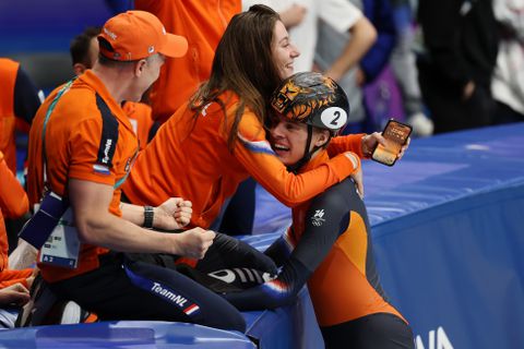 Prachtige emoties bij Jens van 't Wout na dubbel goud op Winterspelen: broertje en vriendin vliegen in zijn armen