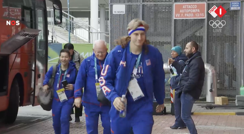 Jordan Stolz zorgt voor start 500 meter voor hilarisch beeld met ode aan Jorrit Bergsma op Winterspelen