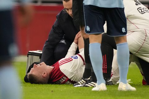 Gigantische domper voor Ajax: nieuwe aanwinst na twee minuten van het veld bij basisdebuut