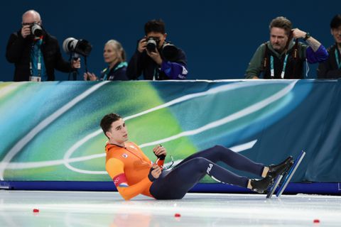 Opmerkelijke val Jenning de Boo na 500 meter op Winterspelen: balende landgenoot kan Jordan Stolz net ontwijken