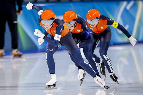 Nederlandse schaatssters 'stijf van de spanning' in ploegenachtervolging: 'Ik was zó blij dat Joy bleef staan'