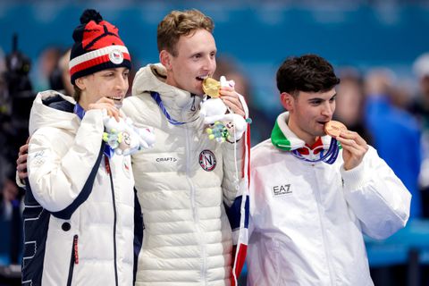 Vriendin olympisch schaatskampioen blijft teleurgesteld achter: 'Dan maar volgend jaar Valentijnsdag vieren?'