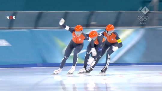 Adequate Joy Beune redt Nederlandse schaatssters bij gevaarlijke situatie op ploegenachtervolging