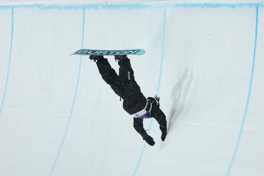 Goud voor Zuid-Koreaanse snowboardster ondanks harde val: 'Ik huilde omdat ik dacht dat ik niet verder kon'