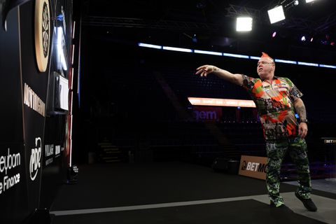 Na zeven wedstrijden is het eindelijk raak: eerste punt voor Peter Wright in de Premier League Darts