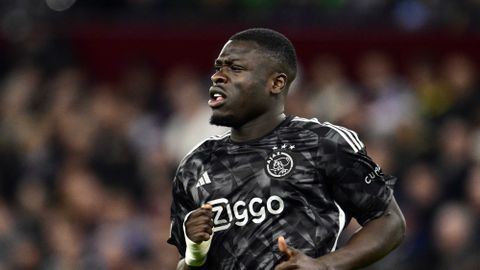 Brian Brobbey ziet vanaf z'n eilandje dat Ajax pijnlijk wordt uitgeschakeld door Aston Villa