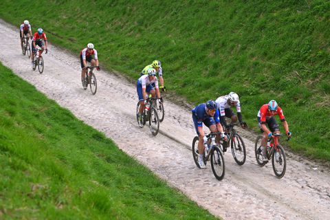 Video | Als bowlingkegels omver: glijpartij wielrenner Stefan Küng schakelt alle achtervolgers uit