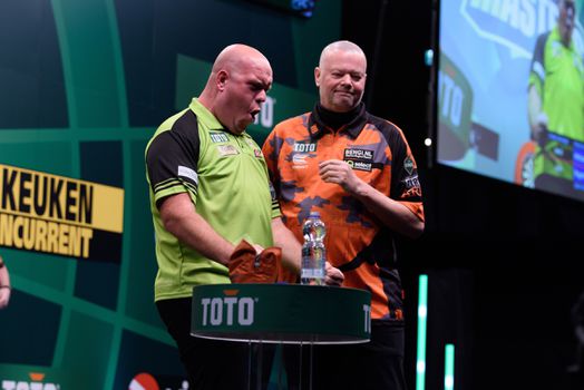 Raymond van Barneveld reageert op incident Michael van Gerwen: 'Dat valt dan verkeerd'