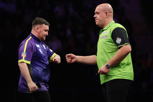 Ongelofelijk: Michael van Gerwen gooit 110 gemiddeld, maar verliest kansloos in Premier League