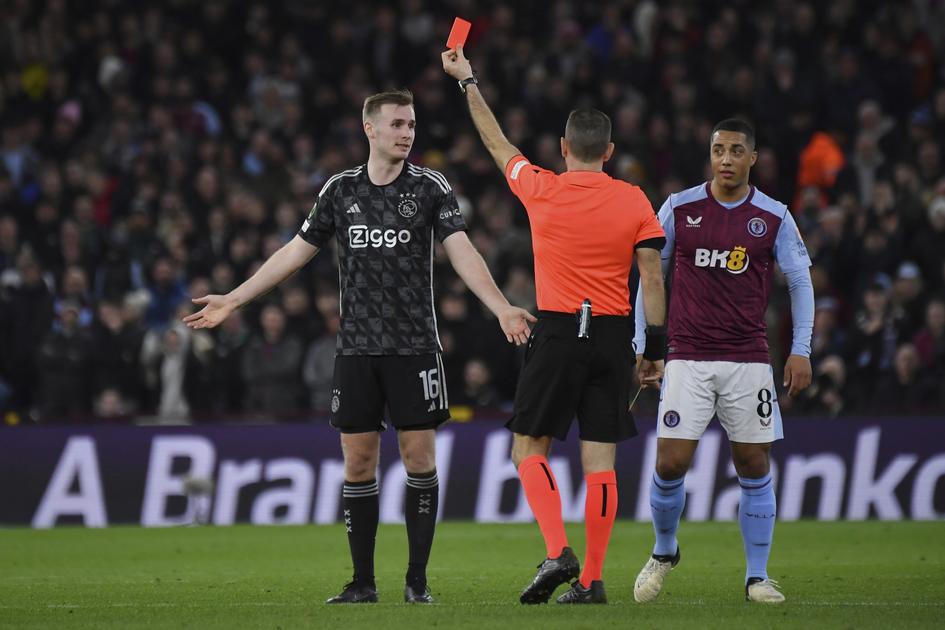 Rode kaart Sivert Mannsverk bij Ajax was bijna voorkomen: 'Wissel stond ...