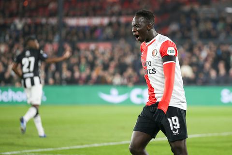 Yankuba Minteh tuft iedere dag op het fietsje door Rotterdam: 'Het is alleen zo koud'