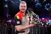 Darter Dimitri van den Bergh na het winnen van de UK Open © PDC Darts