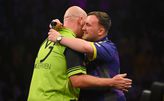 Michael van Gerwen met Luke Littler / Getty Images