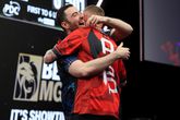 Luke Humphries knuffelt z'n vriend Nathan Aspinall tijdens de finale van de Premier League in Nottingham. ©PDC Darts
