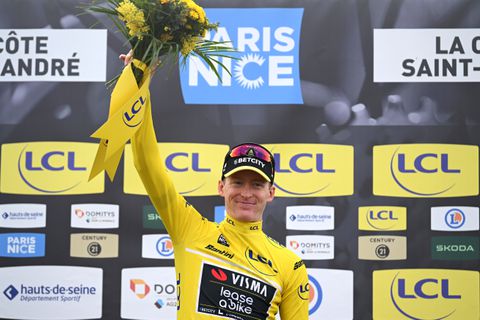 Visma verstevigt leidende positie in Parijs-Nice, Thymen Arensman slaat belangrijke slag in waaierrit