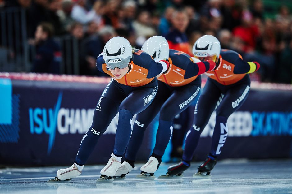 Nederlanse vrouwen superieur in ploegenachtervolging WK afstanden: wereldtitel en baanrecord