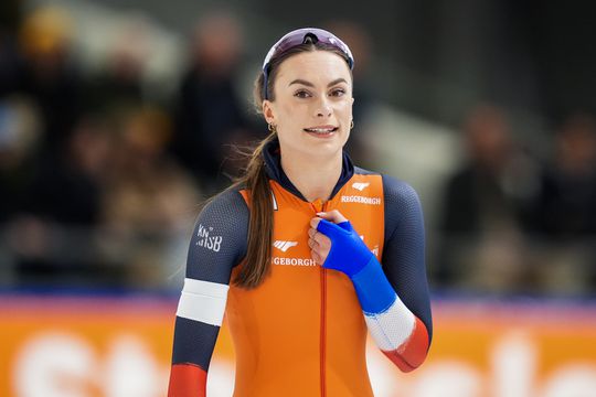 Gehavende Femke Kok schrijft met veel spanning geschiedenis, Jutta Leerdam maakt feestje compleet op WK afstanden