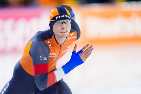 Fenomenale Jenning de Boo klopt Jordan Stolz met baanrecord op 500 meter bij WK afstanden
