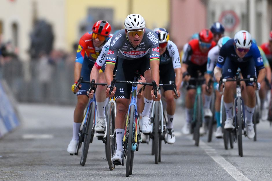 Mathieu van der Poel ziet vroege vluchter ritzege afpakken in Tirreno-Adriatico, Nederlander moet genoegen nemen met tweede plaats