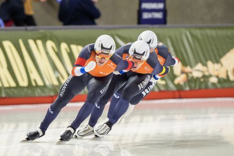 Nederlandse schaatsers pakken brons op chaotische ploegenachtervolging; ijzersterke Amerikanen met de schrik vrij