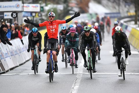 Koninginnenrit Parijs-Nice valt volledig in het water: Franse kampioen wint extreem korte etappe