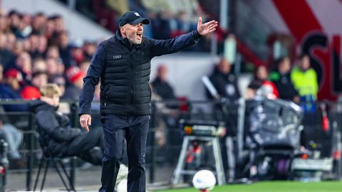 NEC-succescoach Dick Schreuder beleeft bijzondere dag op bezoek bij PSV: 'Dat doet me wel wat'