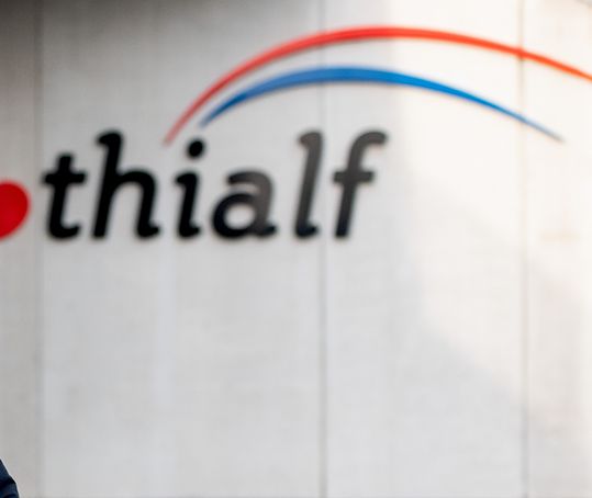 Groot Nederlands schaatstalent rijdt concurrentie overhoop bij belangrijke jeugdwedstrijd