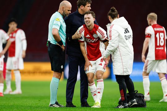 Ajax-trainer bevestigt fikse domper voor middenvelder: 'Hij zal er voor lange tijd niet bij zijn'