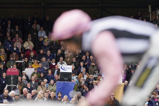 Mishandeling komt ruiter duur te staan: 'Dit is extreem vervelend om te zien'