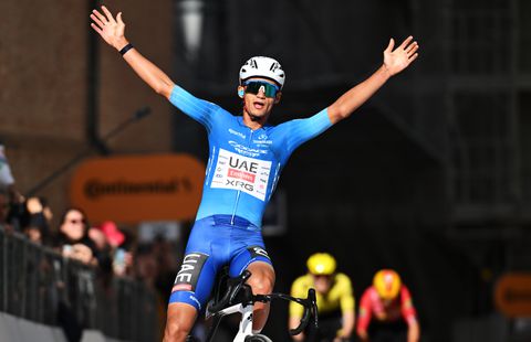 Ploeggenoot van Tadej Pogacar neemt na vluchtpoging Mathieu van der Poel voorschot op eindzege in Tirreno